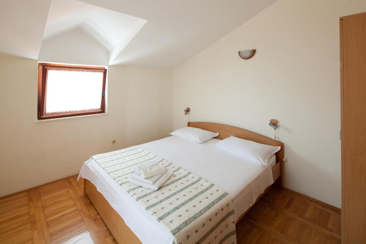 Apartments By The Sea Bilo, Primosten - 4191 Екстериор снимка