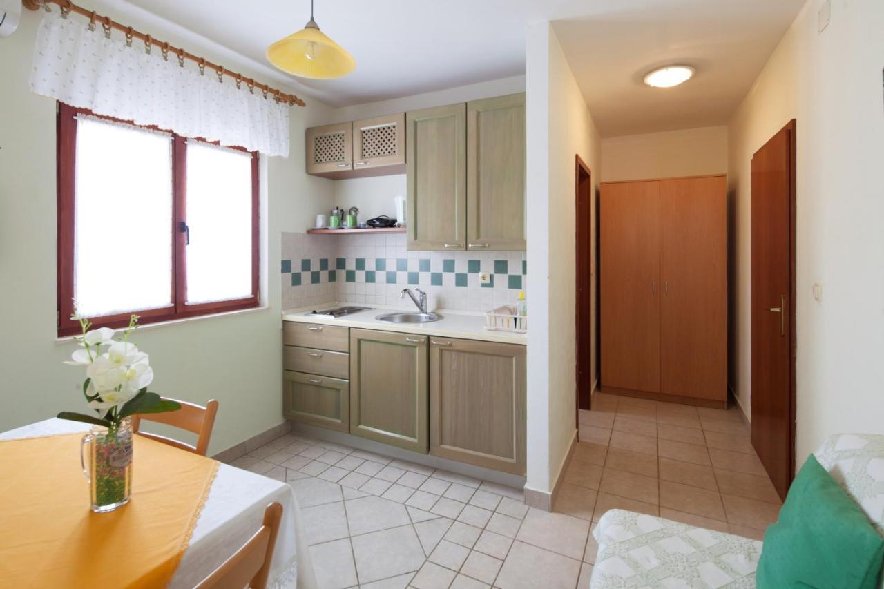 Apartments By The Sea Bilo, Primosten - 4191 Екстериор снимка