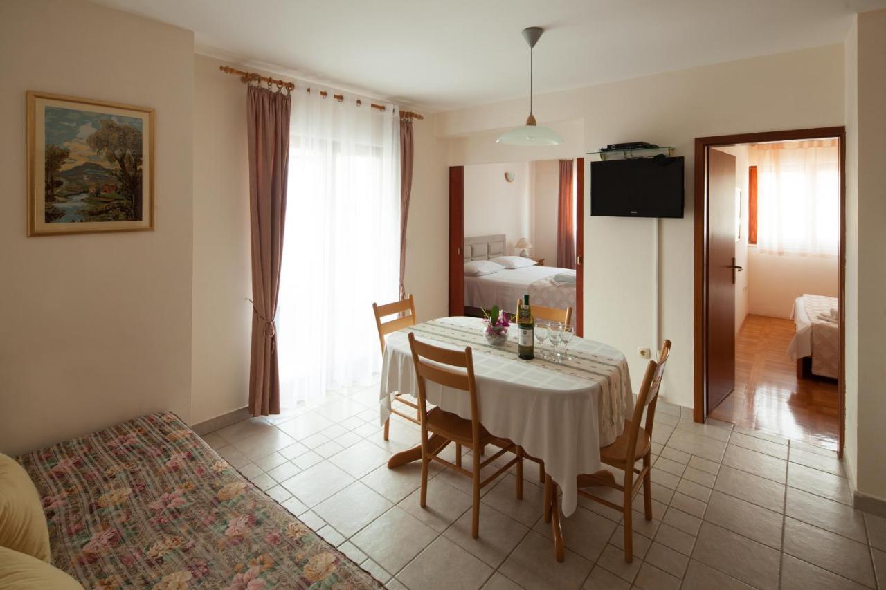 Apartments By The Sea Bilo, Primosten - 4191 Екстериор снимка