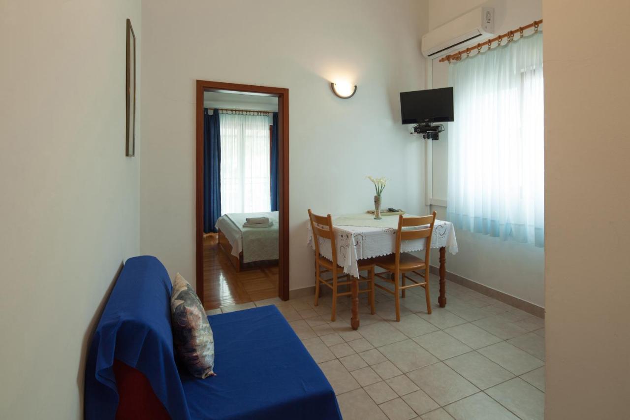 Apartments By The Sea Bilo, Primosten - 4191 Екстериор снимка