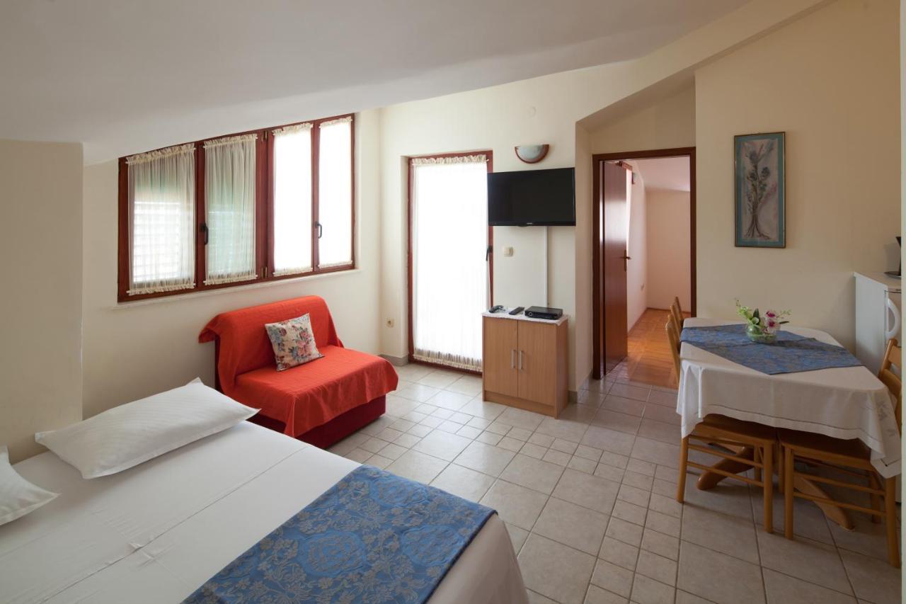 Apartments By The Sea Bilo, Primosten - 4191 Екстериор снимка